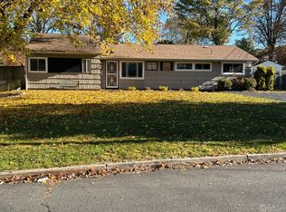 4 Palmer Rd S, Kendall Park, NJ 08824