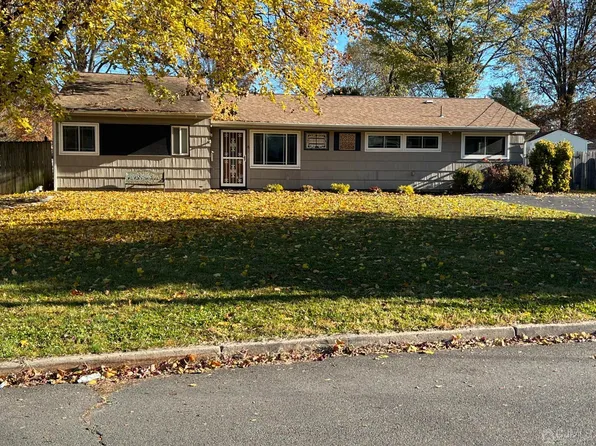 4 Palmer Rd S, Kendall Park, NJ 08824