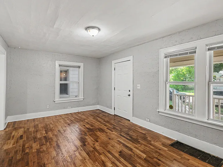1210 W Barnes Ave — Photo 3
