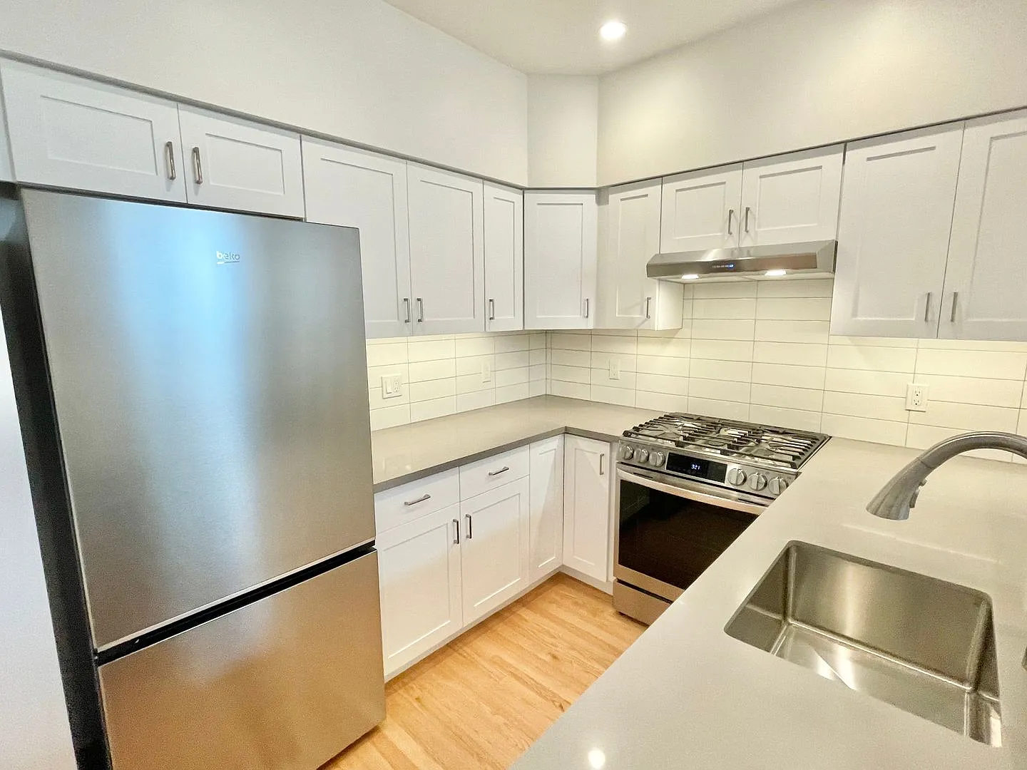 Top Floor 1bd/1ba Marina Apartment! In Unit Laundry! Location! Progressive — Photo 3