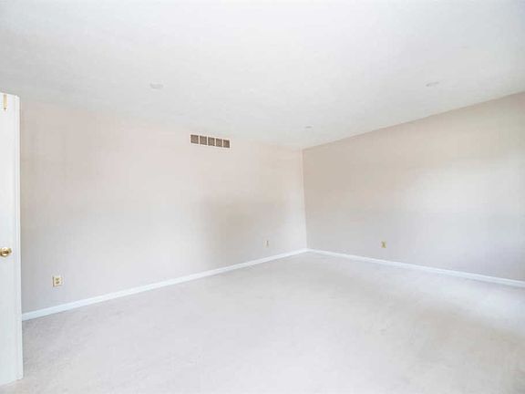 5th image of 495 Scarborough Dr