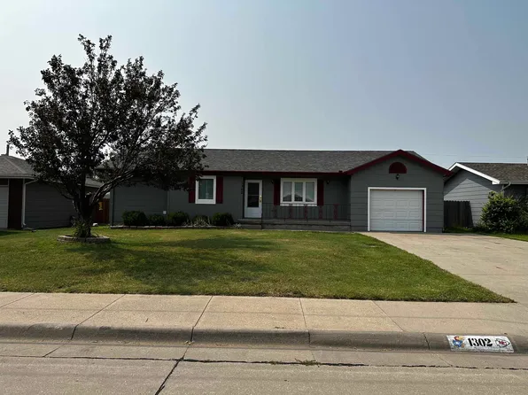 1302 E 33rd St, Hays, KS 67601
