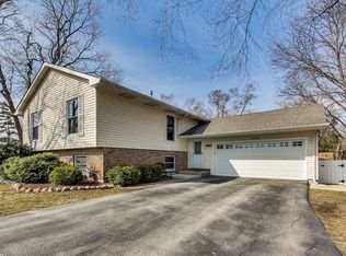 23522 N Echo Lake Rd, Lake Zurich, IL 60047