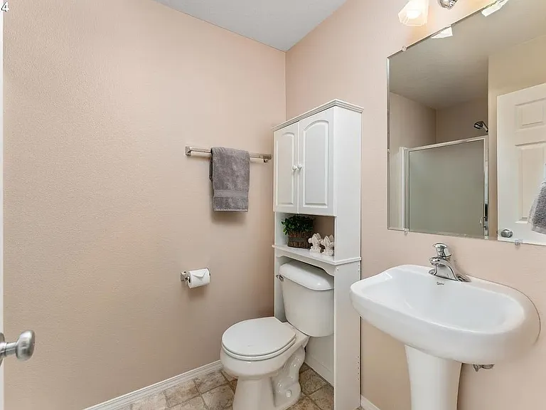 1st floor bedroom's private full bathroom