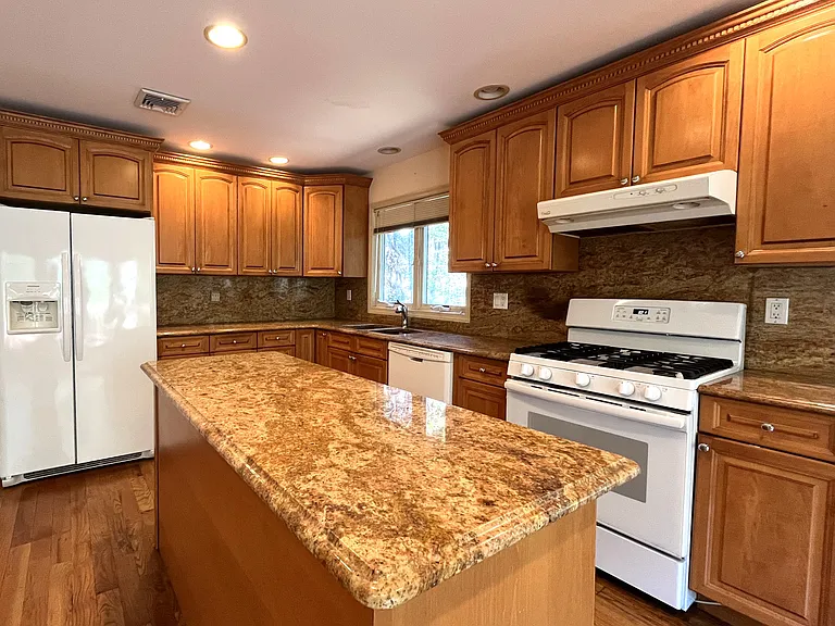 183 Martin Ave — Photo 2