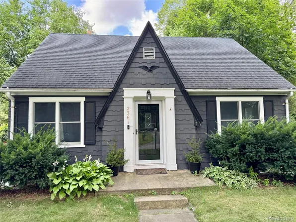 2361 Montroyal Ave, Waterford, MI 48328