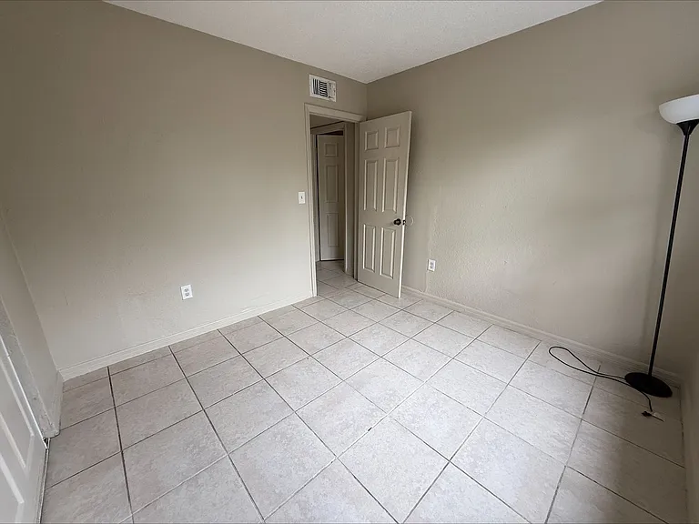 2325 Crawford St — Photo 3