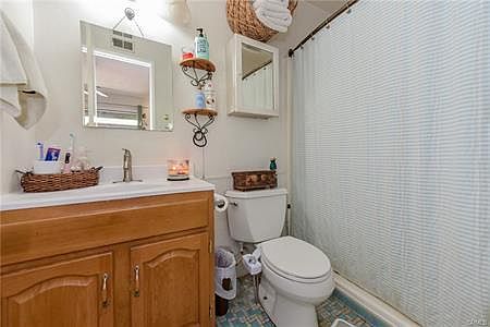 Hallway bath with bath tub