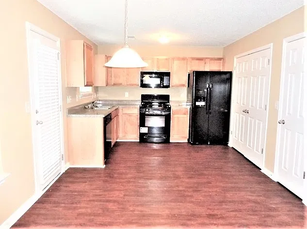 3 bed, 2.0 bath, 1614 sqft, $2,040 — Photo 2