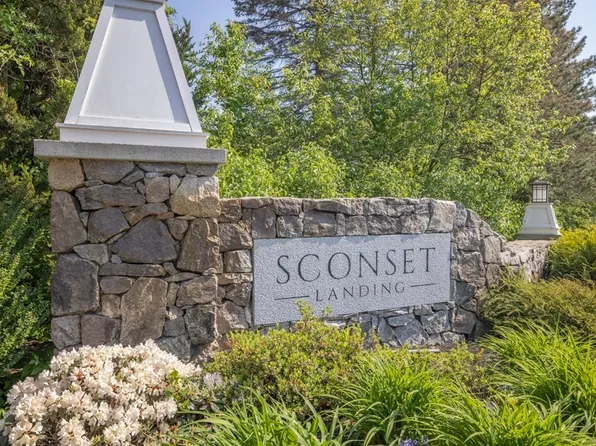 4 Longwood Ln #303, Hanover, MA 02339