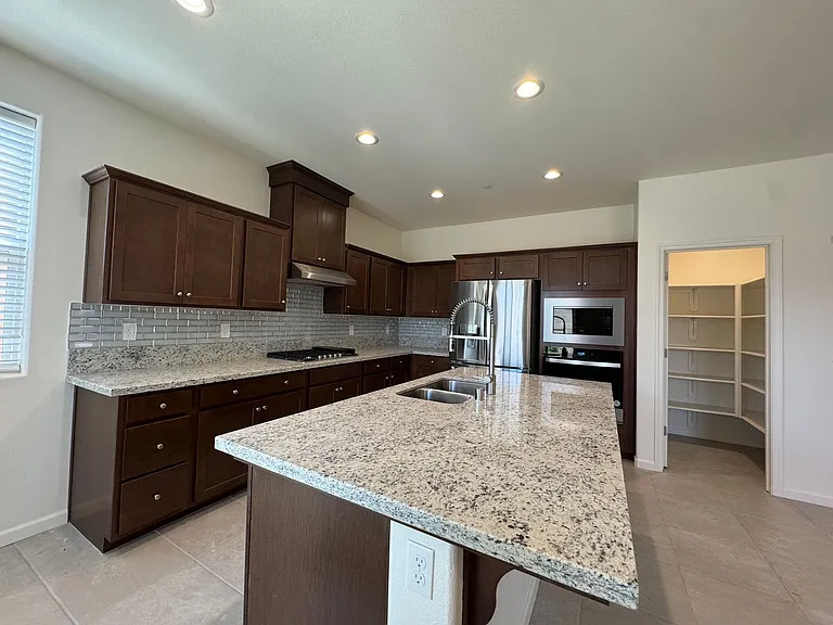 1267 Las Rosas Ave — Photo 7