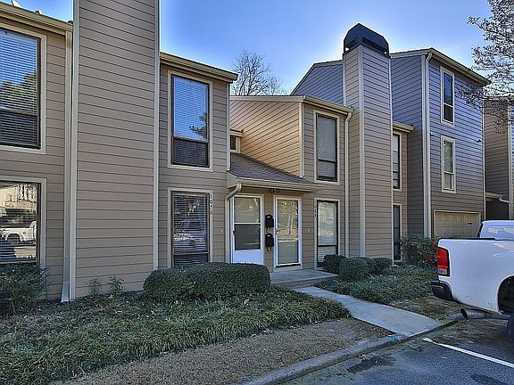 3rd image of 1070 Riverbend Club Dr SE