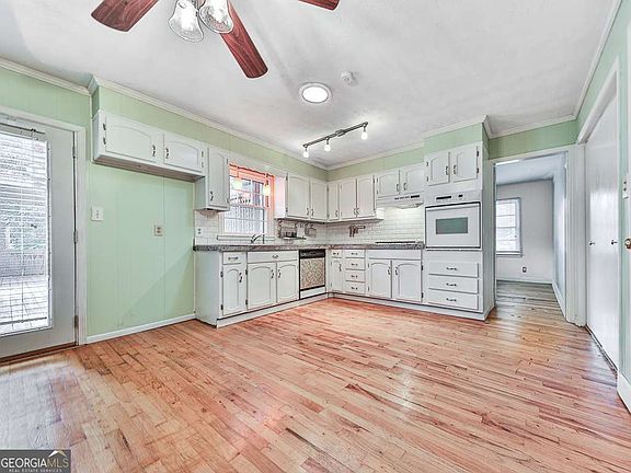 3rd image of 1043 Oakdale Dr SE