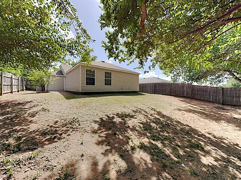 1117 Cedarcrest St — Photo 18