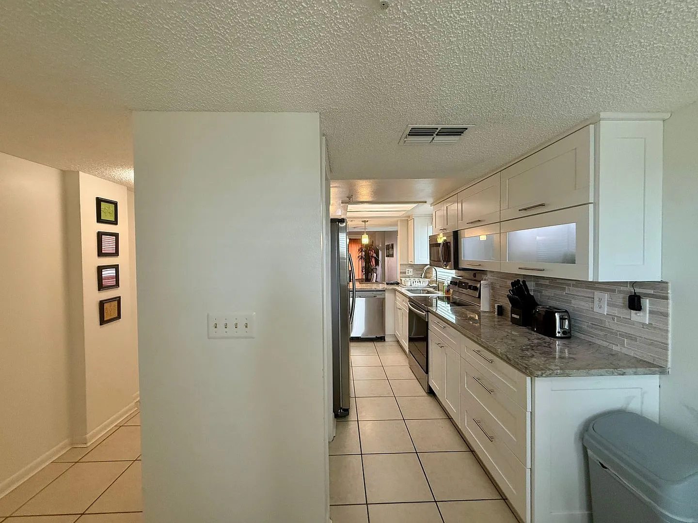Beatifully Updated Beach Condo Fully Furnished Annual Rental 2/2 — Photo 3