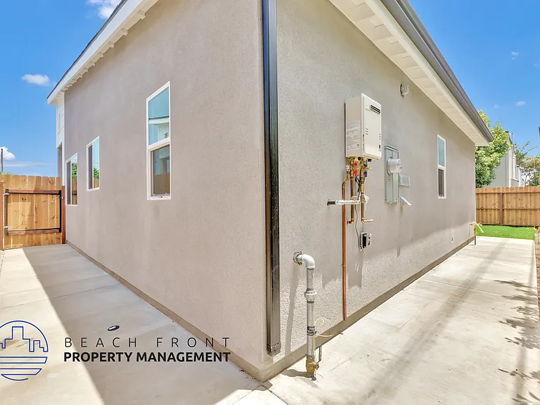 1931 Pomona Ave — Photo 24