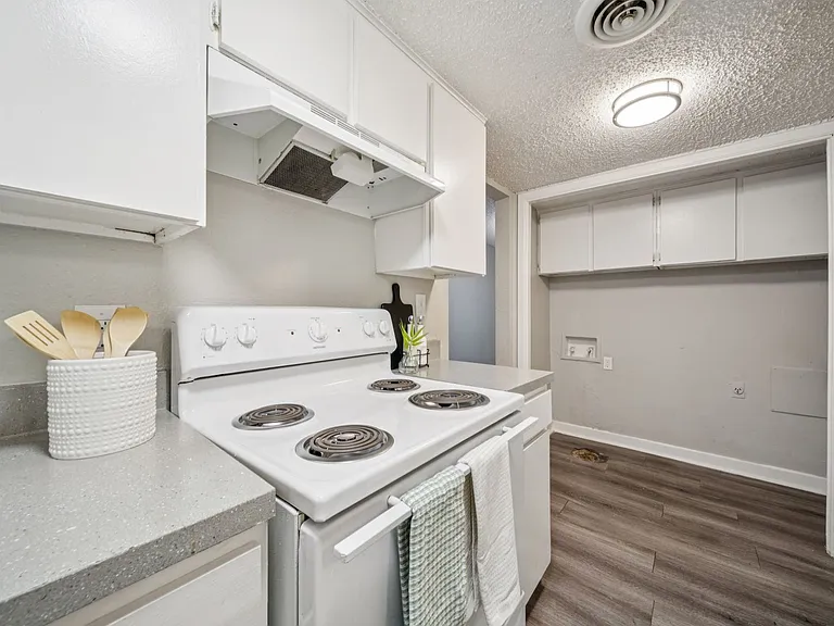 Cedar Park Apartments — Photo 14