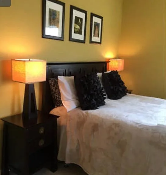 Bedroom 1 : Queen size bed and two walk-in closets.