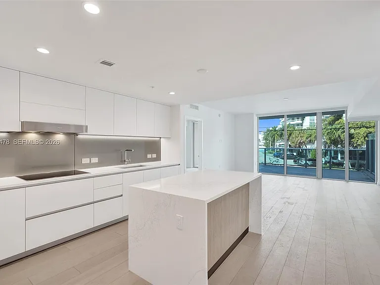 9221 E Bay Harbor Dr #210 — Photo 13