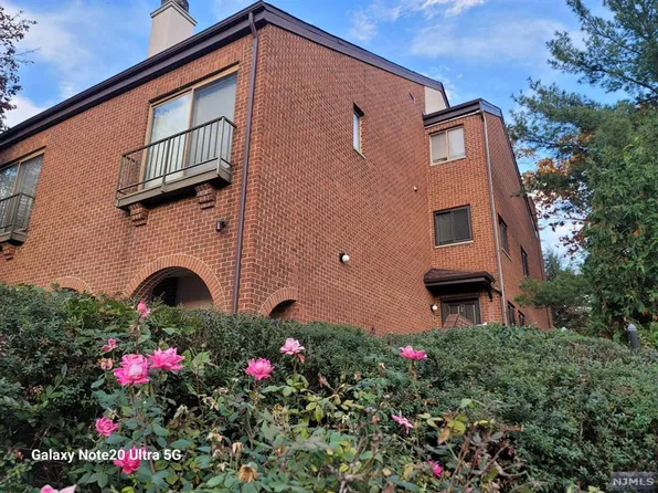 2 Lowell Ct, Teaneck, NJ 07666