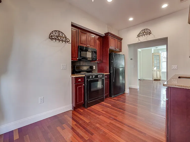 880 Summit Ave #2 — Photo 4
