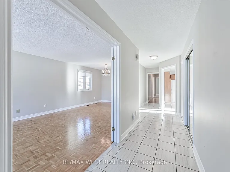 139 Carmen Cres — Photo 3