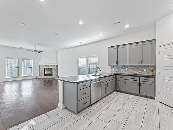 4th image of 2401 Lock Ln