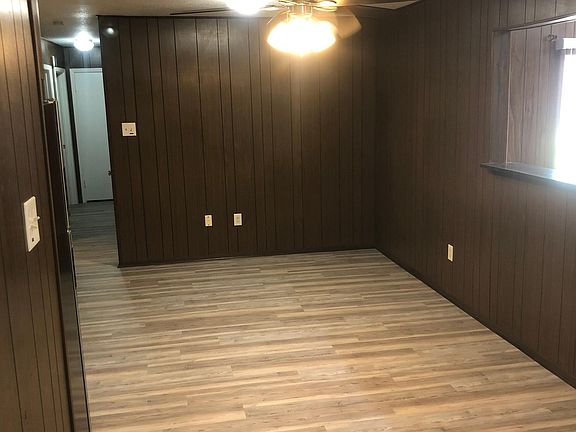 dining area between kitchen and den
