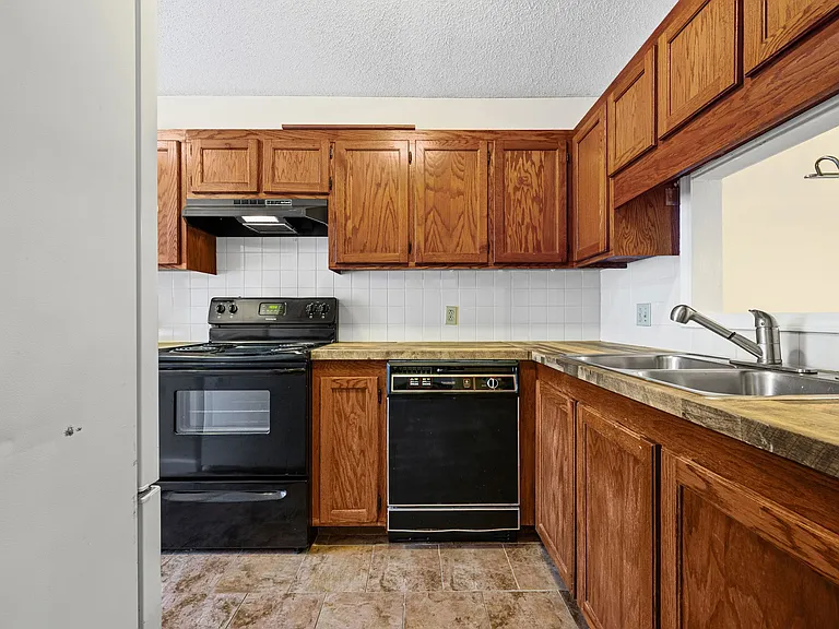 5918 King Charles Ct — Photo 14