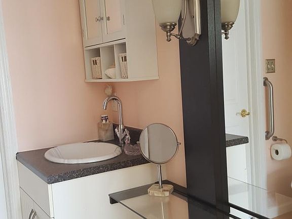 Bathroom w/full length mirror