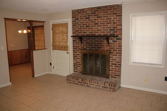 3 bed, 2.0 bath, 1371 sqft, $1,110 — Photo 4