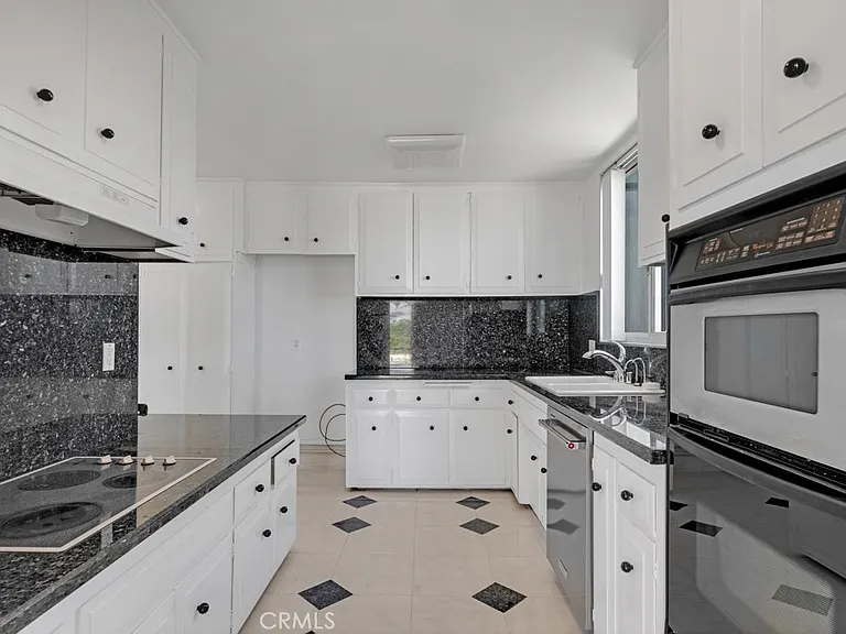 5301 Balboa Blvd — Photo 13