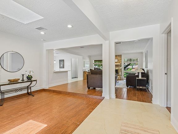 4th image of 321 Empress Ln