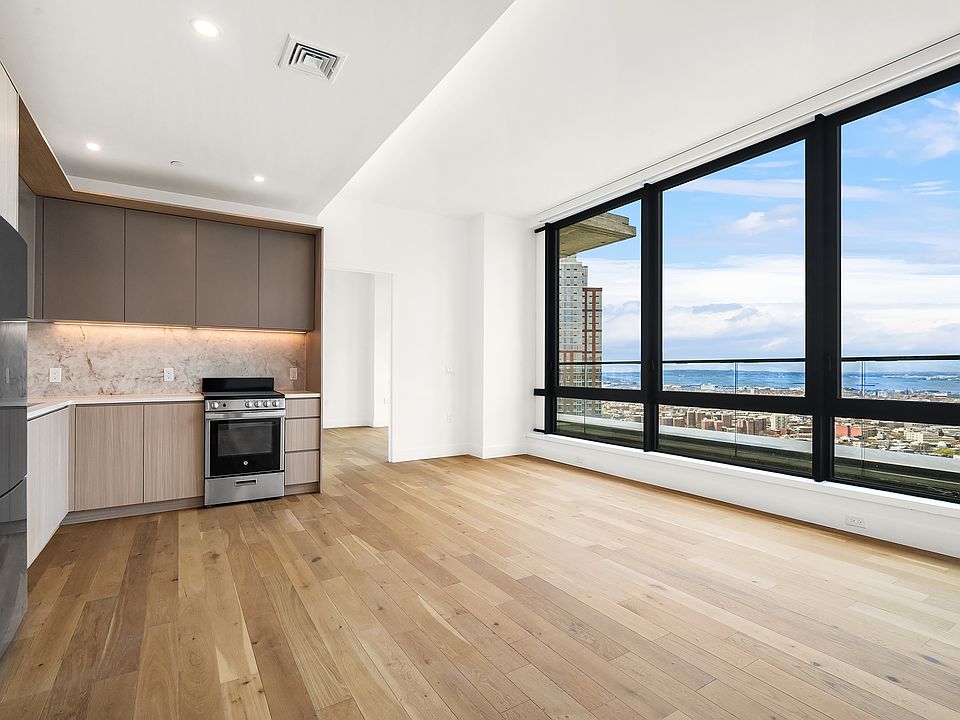 1st image of 20 Rockwell Pl #3903S
