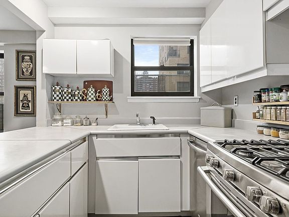 3rd image of 305 W 22nd St APT 6B