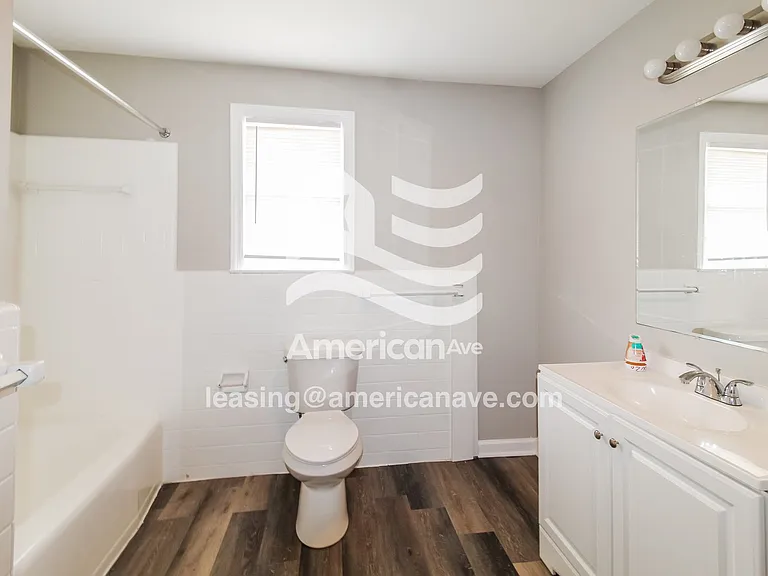 1557384_012_main_bathroom_13604797.jpg