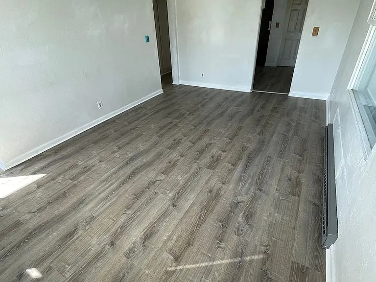 1906 Bay Ave — Photo 2