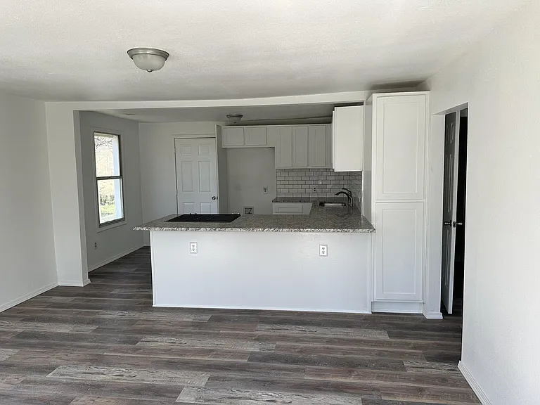 516 E George St — Photo 1
