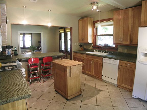 Kitchen (pre-remodel)