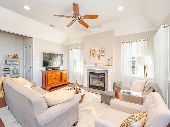 4th image of 3935 West Ave #3935