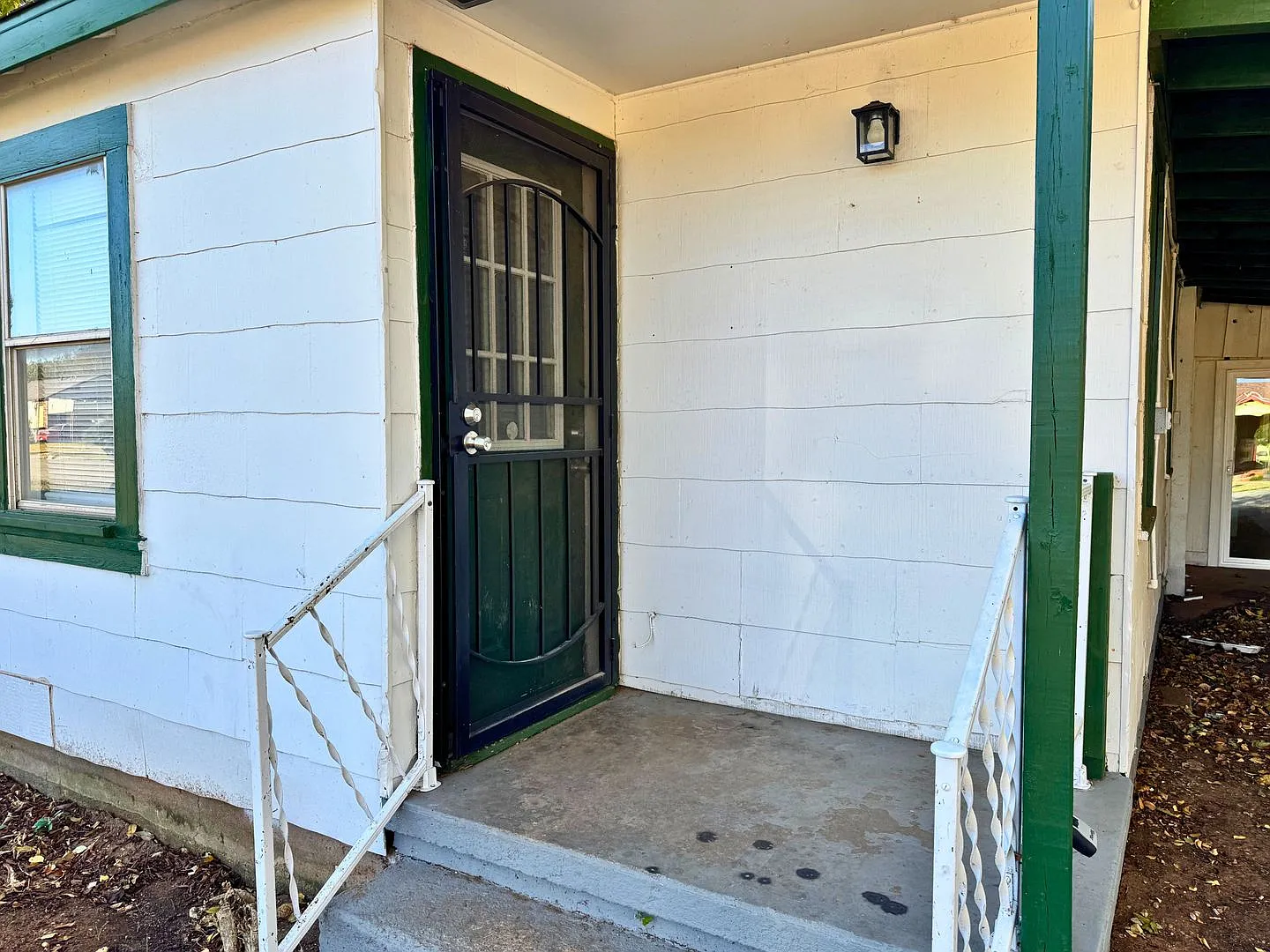 Cute 3 Bed 1 Bath home in Sunnyside Heights — Photo 2