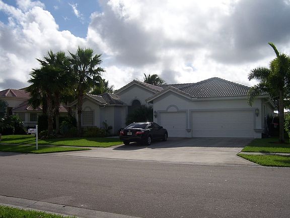 4/3/3 Great location!