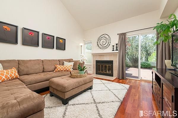 1st image of 276 Greenview Dr