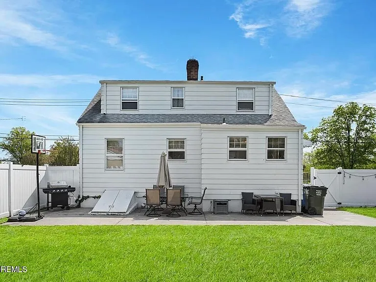 585 Bamford Ave — Photo 25