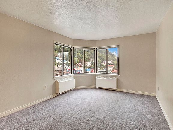 Mendenhall Tower Apartments - Living Room