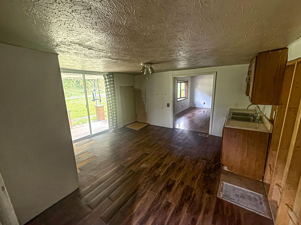 7th image of 2101 Town Hill Rd