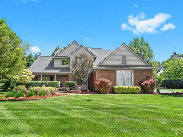 13105 Gorget Dr, South Lyon, MI 48178