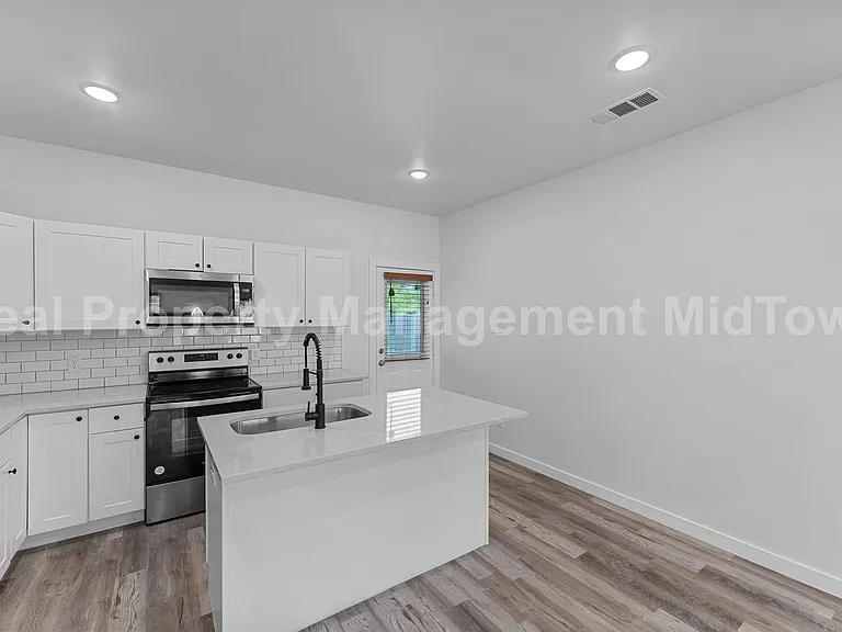 3331 Spring Ave — Photo 5