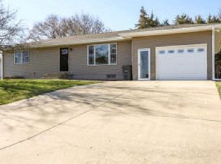 10 Amery Circle Dr, Treynor, IA 51575