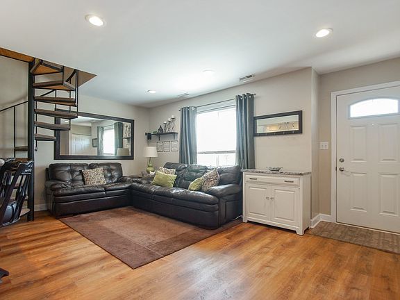 2nd image of 1527 Cornell Ct